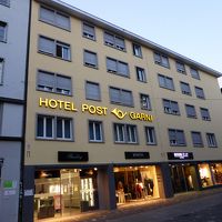 通りに面した写真ですが、入り口はこの裏手になります