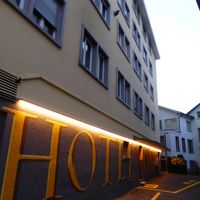 裏手に書かれた「HOTEL POST」の文字。入口はこの先。