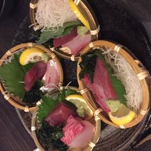お刺身はこのように一人一人籠盛で出てきます