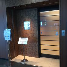 入り口は手荷物検査場を入って左、B搭乗口前にあります