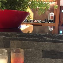 入って直ぐ受付カウンター入ると正面と左手に席があります