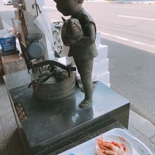 お盆に殻を剥いたばかりのボタン海老