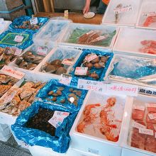 店頭に並べられた海鮮