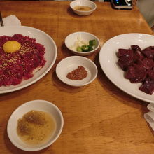 ユッケとレバ刺しです