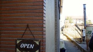 細い道沿いにあり目立たないながら創業約100年の老舗