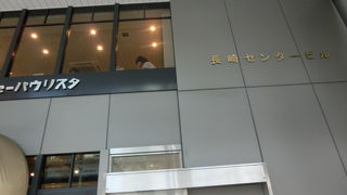 ぶらんビルに挟まれ、くすんで見える