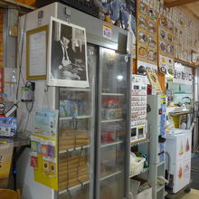 店内の様子　券売機と厨房方面の風景