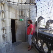 塔の頂上への入り口。前のツアーの人が降りるまで待っています