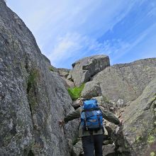 山頂ルートを岩を乗り越えるルートでTマークはない。