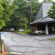 三方が峰や池の平湿原への林道。この先にゲートがあります。