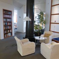 フロントの１つ上の階にあるロビー。エレベーターはこの先から。