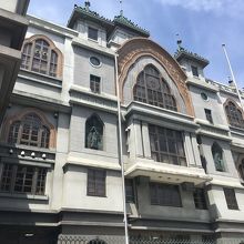 ステンドグラスは小さな丸窓