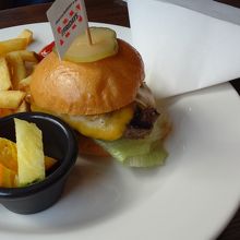 キッズバーガーは500円。
