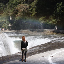 吹割の滝と観光客