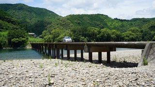 ごろた石の川原も広いです