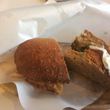 ハード系パンをサンドイッチに（800円ほど）