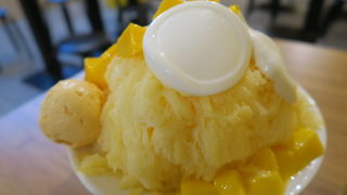 マンゴー色の店舗が目印