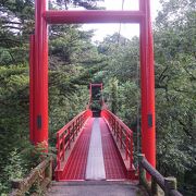 赤いガッチリしたつり橋があって、そこが入口です