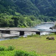 橋板が優雅な羽根のような曲線形状