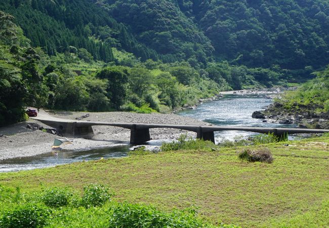 橋板が優雅な羽根のような曲線形状