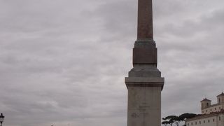 広場からスペイン階段、スペイン広場、高級品店が軒を連ねるコンドッティ通りなどが良く見えました。