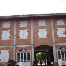 この建物くぐった右側に売店があります。