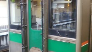 2017年４月15日の山形17時54分発普通列車新庄行きの車内～学生利用を中心に多くの利用があり、混んでいました～