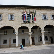 プーラ市民会館