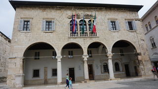 【プーラ】フォロ広場に面した市民会館