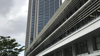 ひときわ高い建物