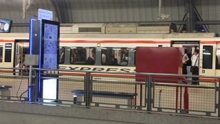 安くて速くて便利だが、時間帯によっては大混雑するので注意！