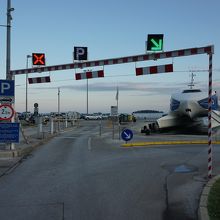 ロヴィニ港前駐車場