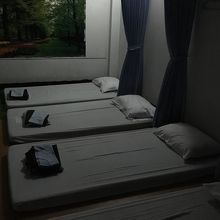 なんの飾りも無い店内