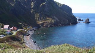 前に猫岩、後ろに桃岩の見える展望台