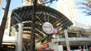 「カビル・アベニュー」の海側にあるショッピングセンター