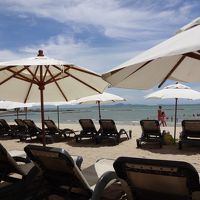 案外きれいな砂浜と空いているビーチチェア。泳いでいる人も！