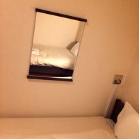 ベットの横の壁に何故か鏡？