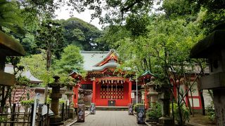 朱色の社殿のお宮