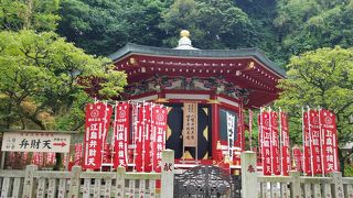 朱色の六角形の社殿