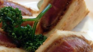 レア注意。生肉好きにはたまらないカツサンド