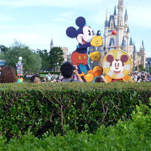 最後はミッキーが閉める