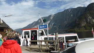 鉄道駅から湖を渡って対岸に行く船