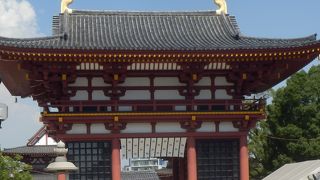 四天王寺さんの境内を散策　石鳥居からすぐ前にあるのが西大門