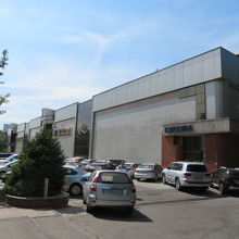 トレビ通り沿いにあります