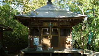 左甚五郎作の浮島如意輪観音があります。