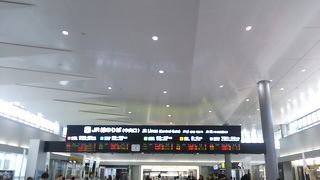 2017年９月２日現在、橋上化工事により改札口の場所が変わっています