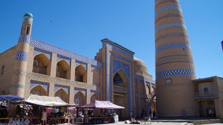 高いミナレットが目印