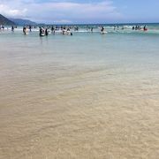 きれいな砂浜の広い海水浴場。施設も便利。ただし波が高い。