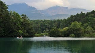 毘沙門沼や瑠璃沼の背後に聳える山