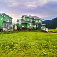 広いゲレンデの麓に建っています。